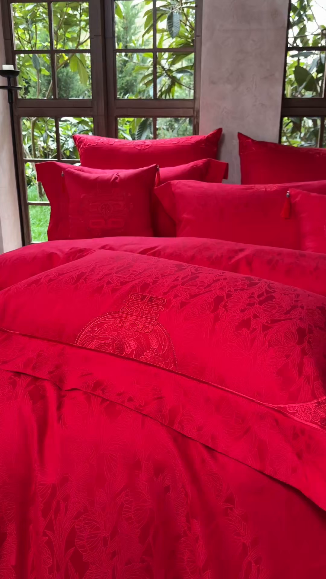 91家纺网 家纺一手货源 找家纺 佳汐蓝家纺 2026新款高精密缎面蕾丝贴布绣法式浪漫邂逅中式喜庆四件套 诺言