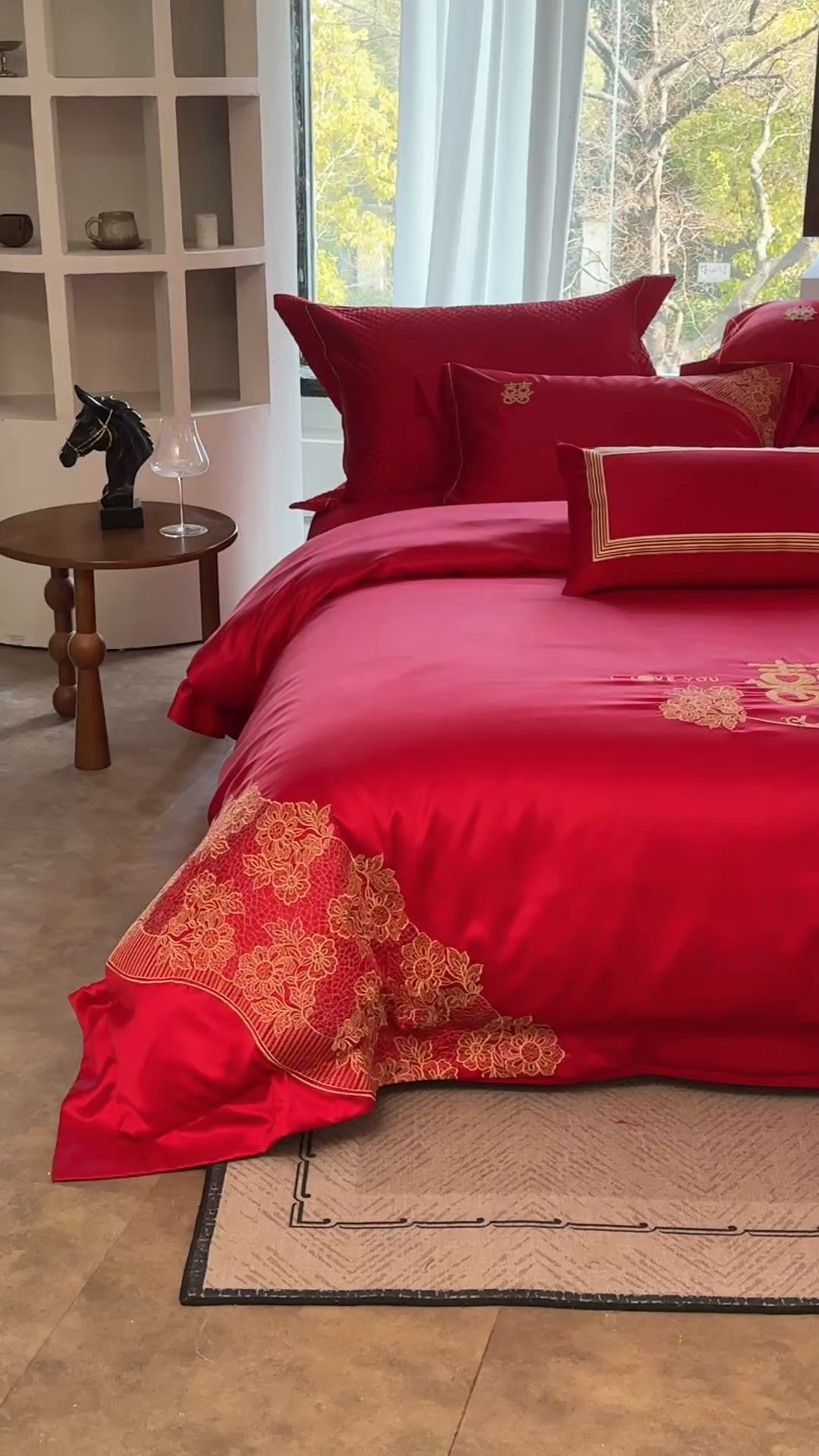 91家纺网 家纺一手货源 找家纺 佳汐蓝家纺 2026新款高精密缎面蕾丝贴布绣法式浪漫邂逅中式喜庆四件套 唯美