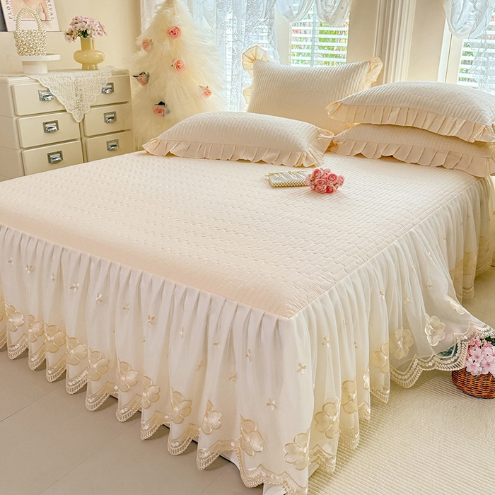 91家纺网 家纺一手货源 找家纺 花香四季家纺 2026新款全棉夹棉绗缝床裙三件套纯棉纯色蕾丝公主风床裙单件-蕾丝小姐 蕾丝小姐-奶油米