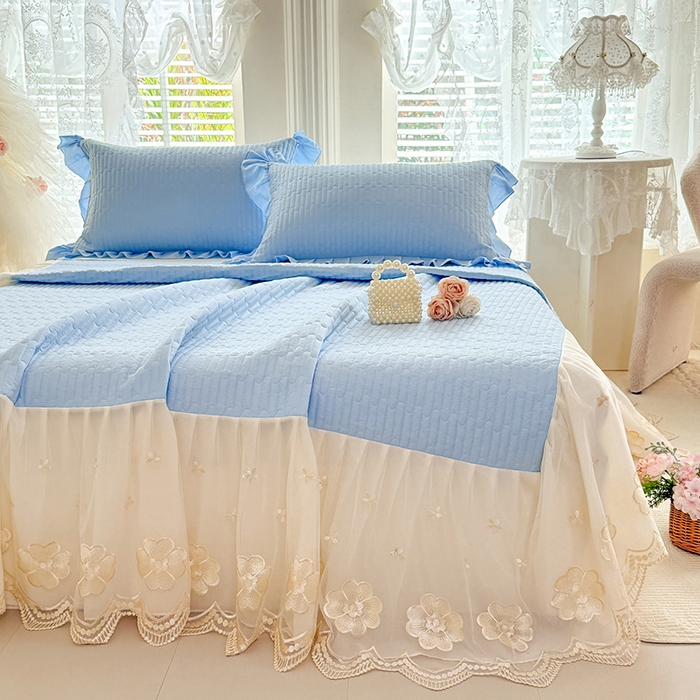 91家纺网 家纺一手货源 找家纺 花香四季家纺 2026新款全棉夹棉绗缝床裙三件套纯棉纯色蕾丝公主风床裙单件-蕾丝小姐 蕾丝小姐-海盐蓝