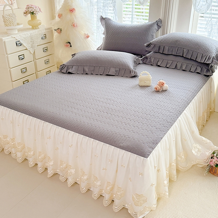 91家纺网 家纺一手货源 找家纺 花香四季家纺 2026新款全棉夹棉绗缝床裙三件套纯棉纯色蕾丝公主风床裙单件-蕾丝小姐 蕾丝小姐-绅士灰