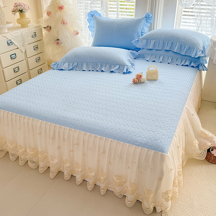 91家纺网 家纺一手货源 找家纺 花香四季家纺 2026新款全棉夹棉绗缝床裙三件套纯棉纯色蕾丝公主风床裙单件-蕾丝小姐 蕾丝小姐-海盐蓝