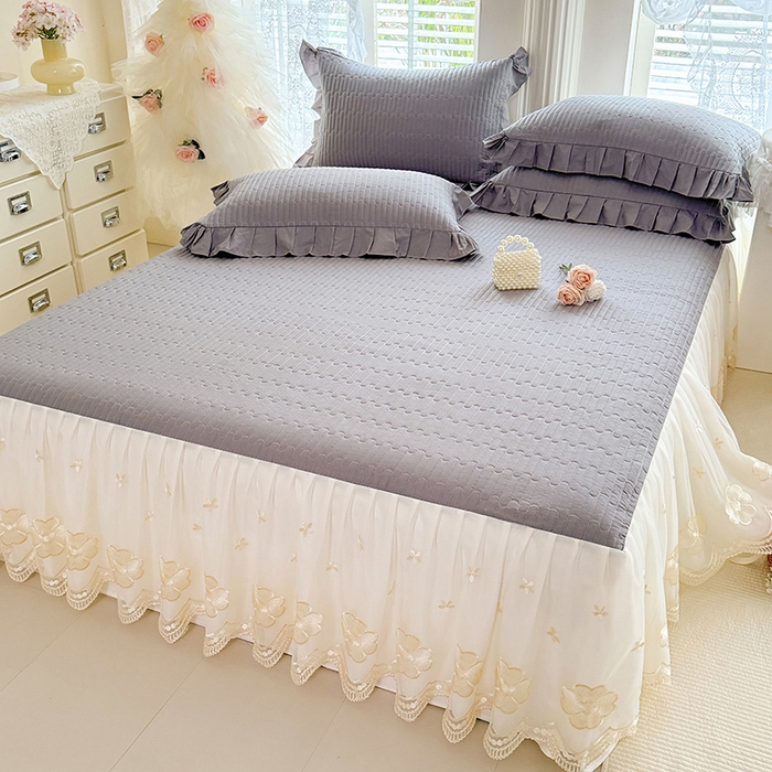 91家纺网 家纺一手货源 找家纺 花香四季家纺 2026新款全棉夹棉绗缝床裙三件套纯棉纯色蕾丝公主风床裙单件-蕾丝小姐 蕾丝小姐-绅士灰