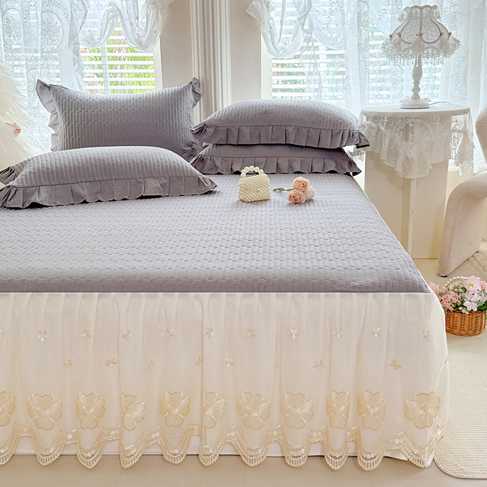 91家纺网 家纺一手货源 找家纺 花香四季家纺 2026新款全棉夹棉绗缝床裙三件套纯棉纯色蕾丝公主风床裙单件-蕾丝小姐 蕾丝小姐-绅士灰