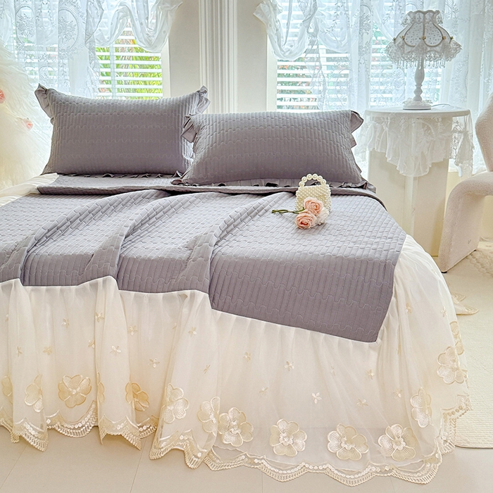 91家纺网 家纺一手货源 找家纺 花香四季家纺 2026新款全棉夹棉绗缝床裙三件套纯棉纯色蕾丝公主风床裙单件-蕾丝小姐 蕾丝小姐-绅士灰