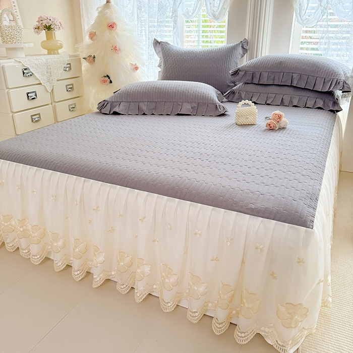 91家纺网 家纺一手货源 找家纺 花香四季家纺 2026新款全棉夹棉绗缝床裙三件套纯棉纯色蕾丝公主风床裙单件-蕾丝小姐 蕾丝小姐-绅士灰