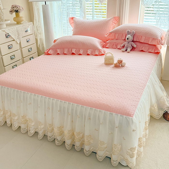 91家纺网 家纺一手货源 找家纺 花香四季家纺 2026新款全棉夹棉绗缝床裙三件套纯棉纯色蕾丝公主风床裙单件-蕾丝小姐 蕾丝小姐-暖暖粉