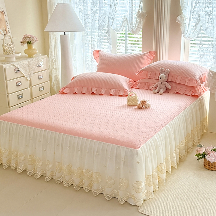 91家纺网 家纺一手货源 找家纺 花香四季家纺 2026新款全棉夹棉绗缝床裙三件套纯棉纯色蕾丝公主风床裙单件-蕾丝小姐 蕾丝小姐-暖暖粉