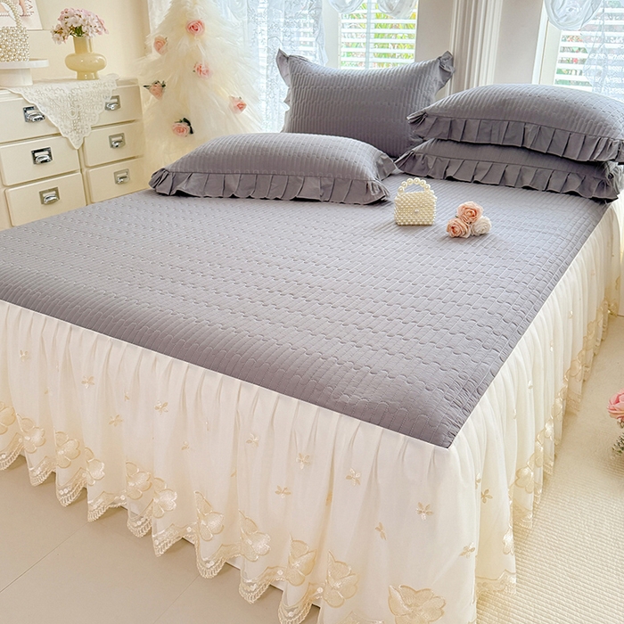 91家纺网 家纺一手货源 找家纺 花香四季家纺 2026新款全棉夹棉绗缝床裙三件套纯棉纯色蕾丝公主风床裙单件-蕾丝小姐 蕾丝小姐-绅士灰