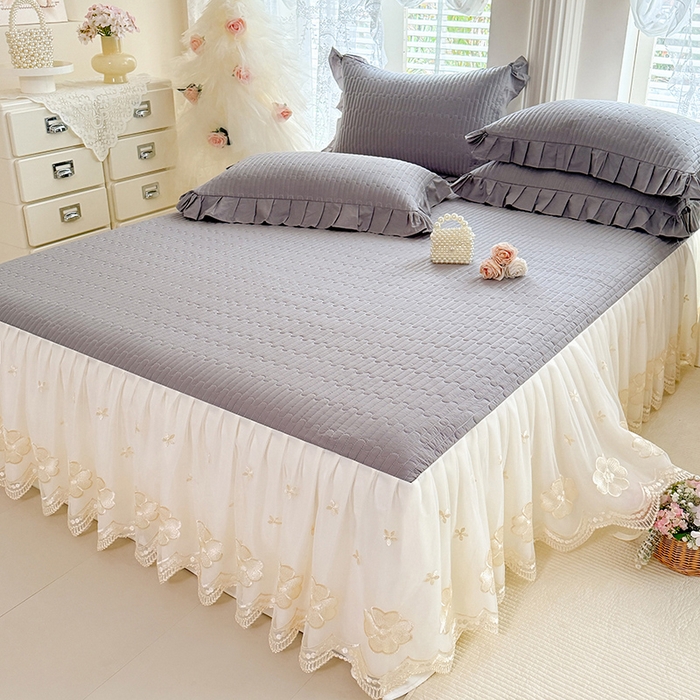 91家纺网 家纺一手货源 找家纺 花香四季家纺 2026新款全棉夹棉绗缝床裙三件套纯棉纯色蕾丝公主风床裙单件-蕾丝小姐 蕾丝小姐-绅士灰