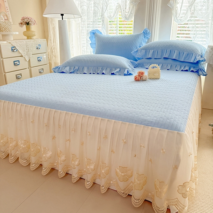 91家纺网 家纺一手货源 找家纺 花香四季家纺 2026新款全棉夹棉绗缝床裙三件套纯棉纯色蕾丝公主风床裙单件-蕾丝小姐 蕾丝小姐-海盐蓝