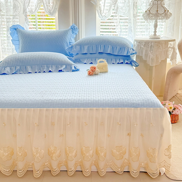 91家纺网 家纺一手货源 找家纺 花香四季家纺 2026新款全棉夹棉绗缝床裙三件套纯棉纯色蕾丝公主风床裙单件-蕾丝小姐 蕾丝小姐-海盐蓝