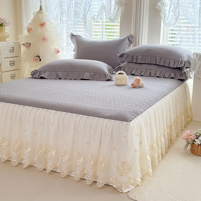 91家纺网 家纺一手货源 找家纺 花香四季家纺 2026新款全棉夹棉绗缝床裙三件套纯棉纯色蕾丝公主风床裙单件-蕾丝小姐 蕾丝小姐-绅士灰