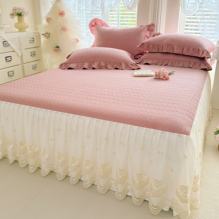 91家纺网 家纺一手货源 找家纺 花香四季家纺 2026新款全棉夹棉绗缝床裙三件套纯棉纯色蕾丝公主风床裙单件-蕾丝小姐 蕾丝小姐-豆沙