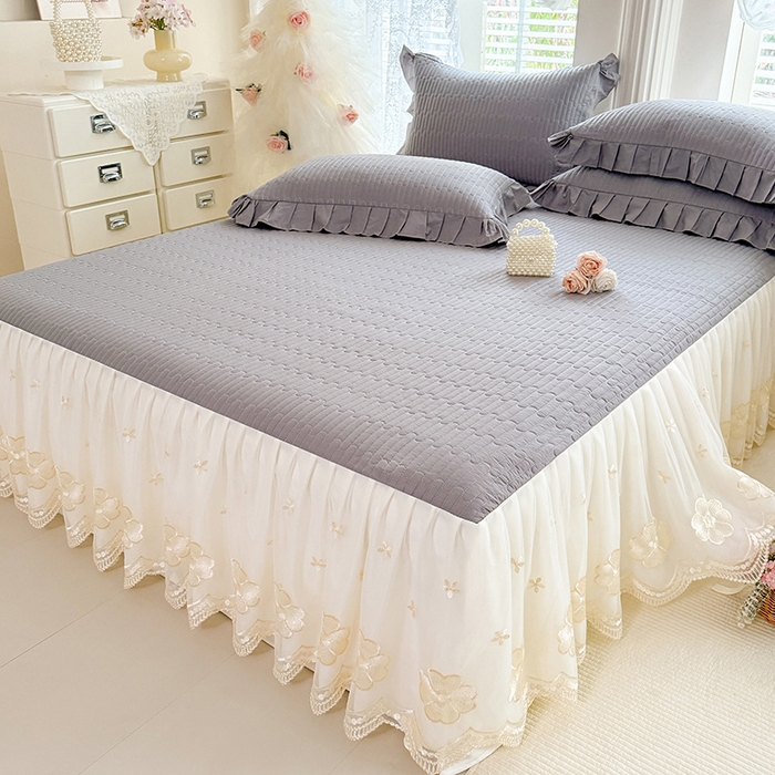 91家纺网 家纺一手货源 找家纺 花香四季家纺 2026新款全棉夹棉绗缝床裙三件套纯棉纯色蕾丝公主风床裙单件-蕾丝小姐 蕾丝小姐-绅士灰