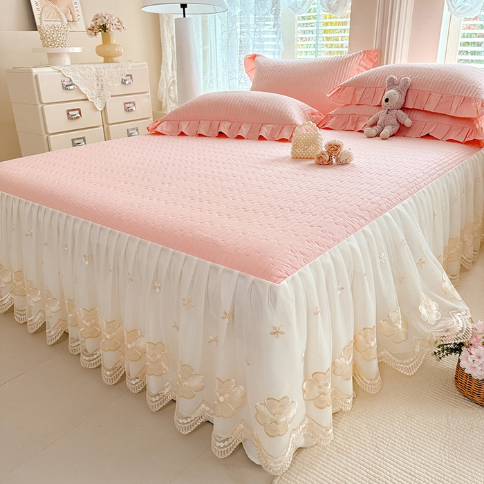 91家纺网 家纺一手货源 找家纺 花香四季家纺 2026新款全棉夹棉绗缝床裙三件套纯棉纯色蕾丝公主风床裙单件-蕾丝小姐 蕾丝小姐-暖暖粉