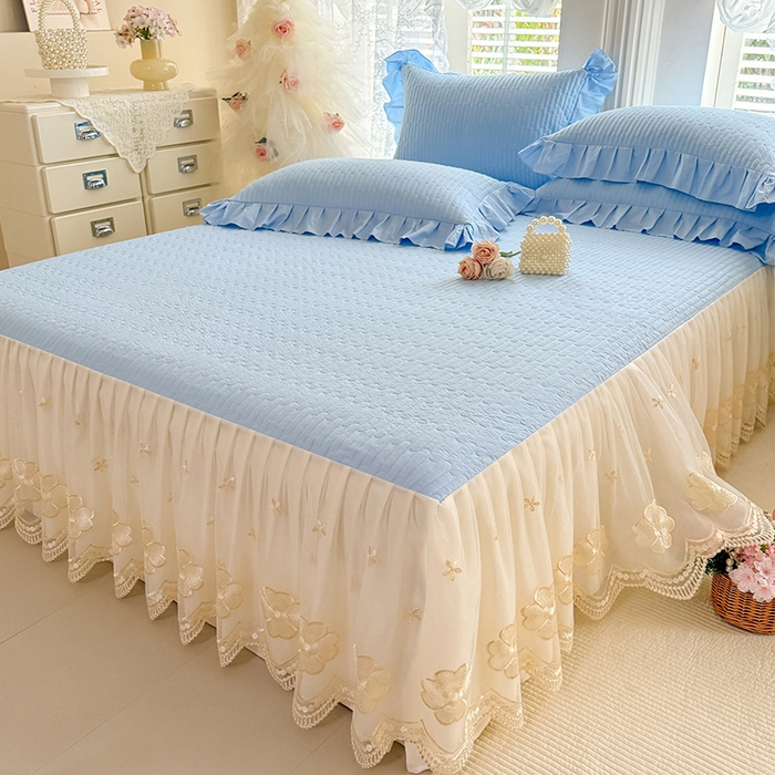 91家纺网 家纺一手货源 找家纺 花香四季家纺 2026新款全棉夹棉绗缝床裙三件套纯棉纯色蕾丝公主风床裙单件-蕾丝小姐 蕾丝小姐-海盐蓝