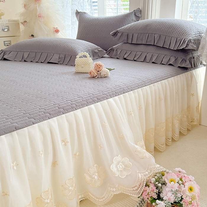 91家纺网 家纺一手货源 找家纺 花香四季家纺 2026新款全棉夹棉绗缝床裙三件套纯棉纯色蕾丝公主风床裙单件-蕾丝小姐 蕾丝小姐-绅士灰