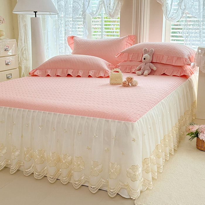 91家纺网 家纺一手货源 找家纺 花香四季家纺 2026新款全棉夹棉绗缝床裙三件套纯棉纯色蕾丝公主风床裙单件-蕾丝小姐 蕾丝小姐-暖暖粉