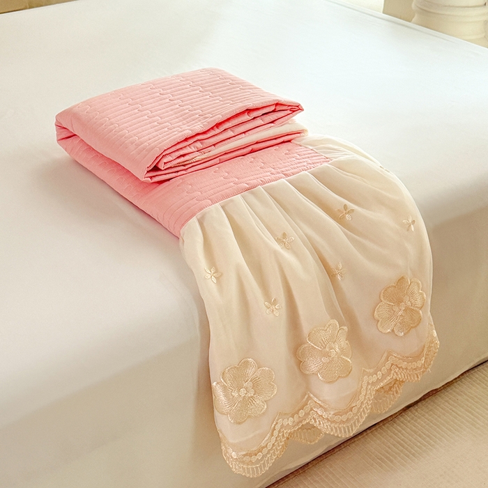 91家纺网 家纺一手货源 找家纺 花香四季家纺 2026新款全棉夹棉绗缝床裙三件套纯棉纯色蕾丝公主风床裙单件-蕾丝小姐 组合图仅供展示不可下单