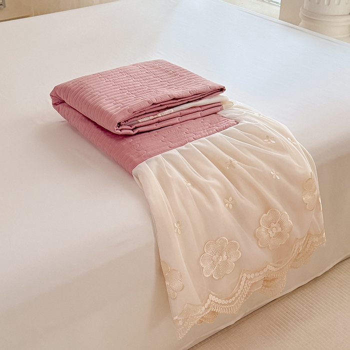 91家纺网 家纺一手货源 找家纺 花香四季家纺 2026新款全棉夹棉绗缝床裙三件套纯棉纯色蕾丝公主风床裙单件-蕾丝小姐 组合图仅供展示不可下单