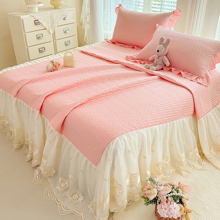 91家纺网 家纺一手货源 找家纺 花香四季家纺 2026新款全棉夹棉绗缝床裙三件套纯棉纯色蕾丝公主风床裙单件-蕾丝小姐 蕾丝小姐-暖暖粉