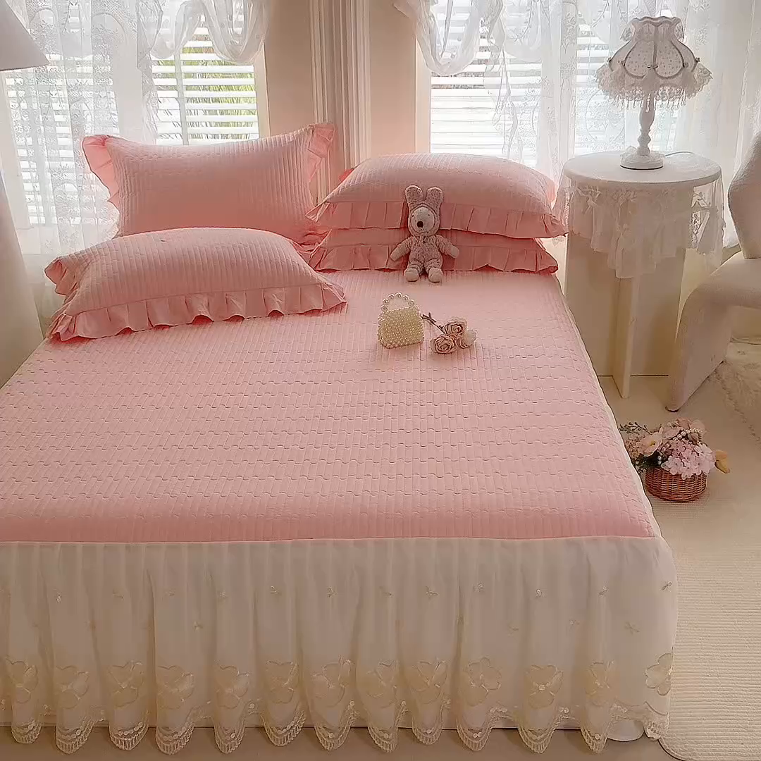 91家纺网 家纺一手货源 找家纺 花香四季家纺 2026新款全棉夹棉绗缝床裙三件套纯棉纯色蕾丝公主风床裙单件-蕾丝小姐 蕾丝小姐-暖暖粉