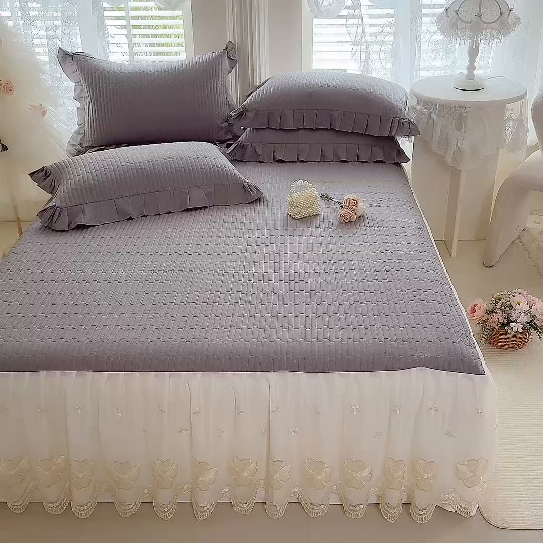 91家纺网 家纺一手货源 找家纺 花香四季家纺 2026新款全棉夹棉绗缝床裙三件套纯棉纯色蕾丝公主风床裙单件-蕾丝小姐 蕾丝小姐-绅士灰