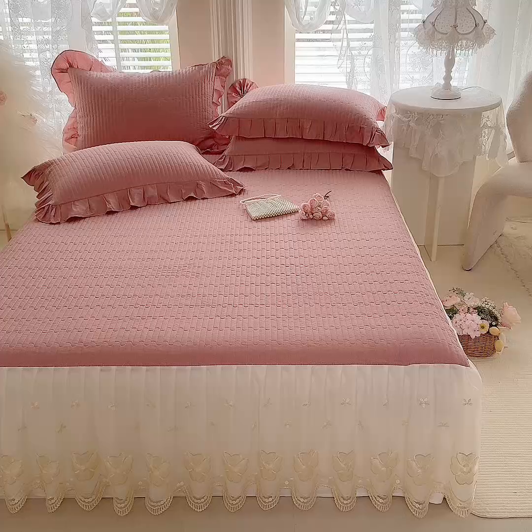 91家纺网 家纺一手货源 找家纺 花香四季家纺 2026新款全棉夹棉绗缝床裙三件套纯棉纯色蕾丝公主风床裙单件-蕾丝小姐 蕾丝小姐-豆沙