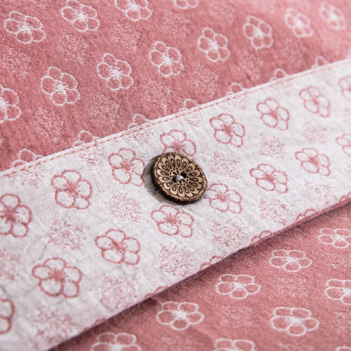 91家纺网 家纺一手货源 找家纺 仰望棉麻双层纱供应链 2026新款织语全棉纯棉色织提花双层纱纽扣款四件套 织语-粉色