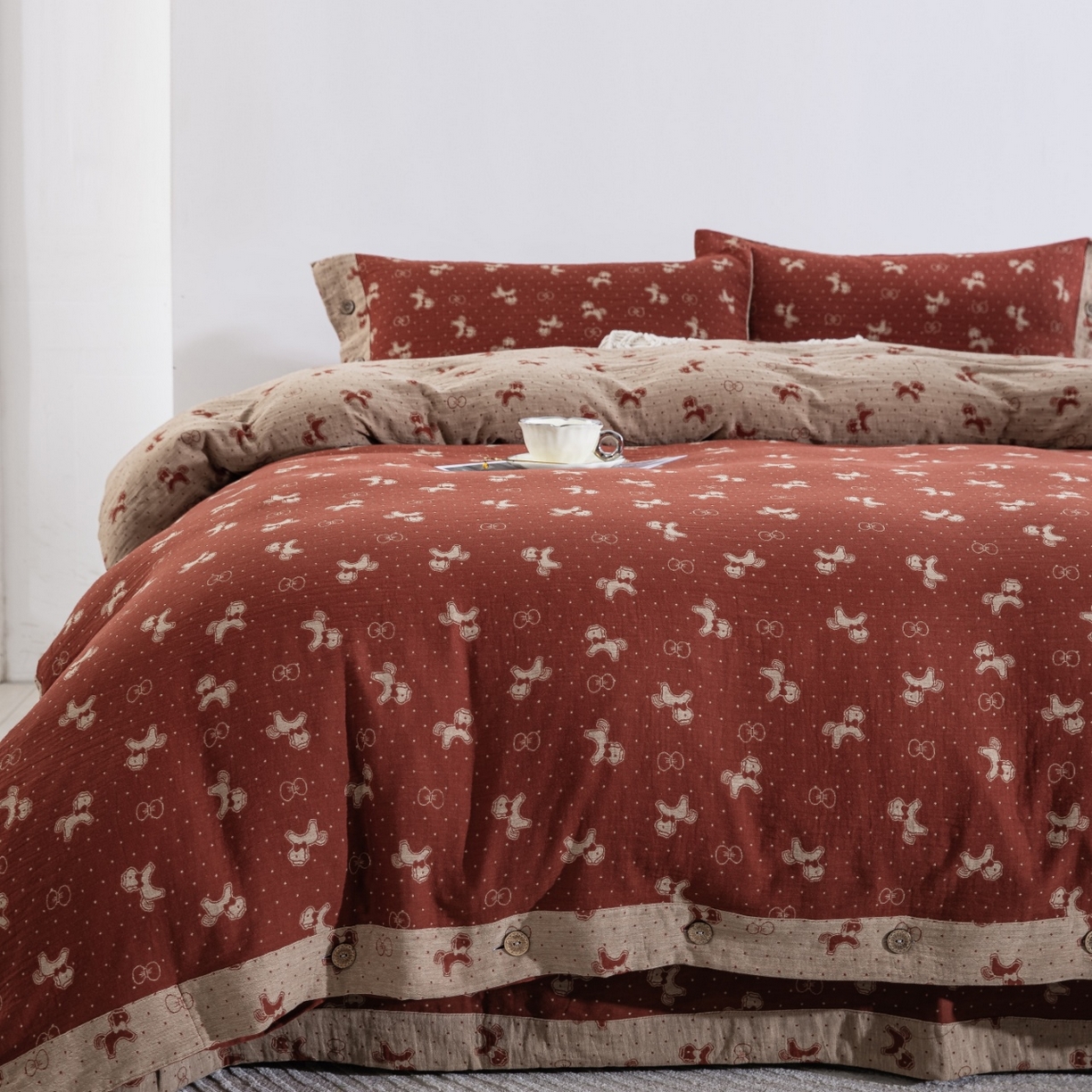 91家纺网 家纺一手货源 找家纺 （总）仰望棉麻双层纱供应链 2026新款爱情马全棉色织提花双层纱纽扣款四件套