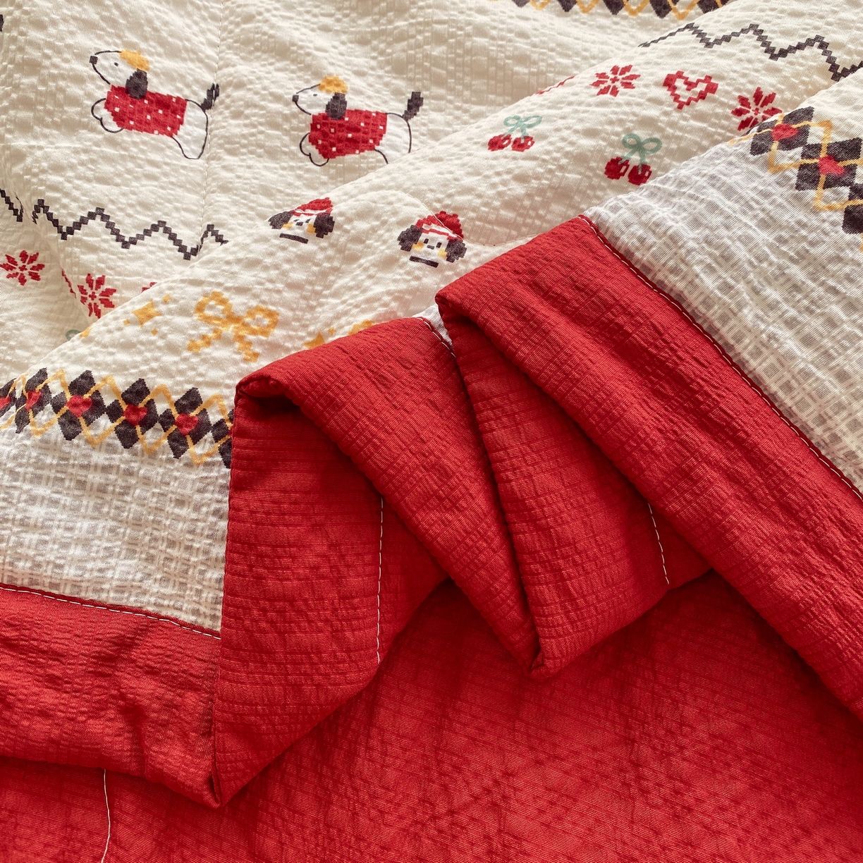 91家纺网 家纺一手货源 找家纺 莱米家纺 2026新款云感泡泡双层纱手包边夏被夏凉被空调被床盖四件套 费尔岛-红