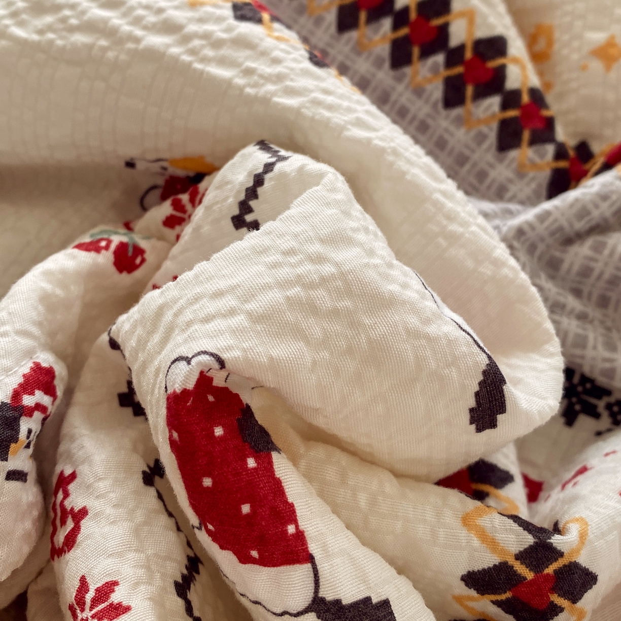 91家纺网 家纺一手货源 找家纺 莱米家纺 2026新款云感泡泡双层纱手包边夏被夏凉被空调被床盖四件套 费尔岛-红