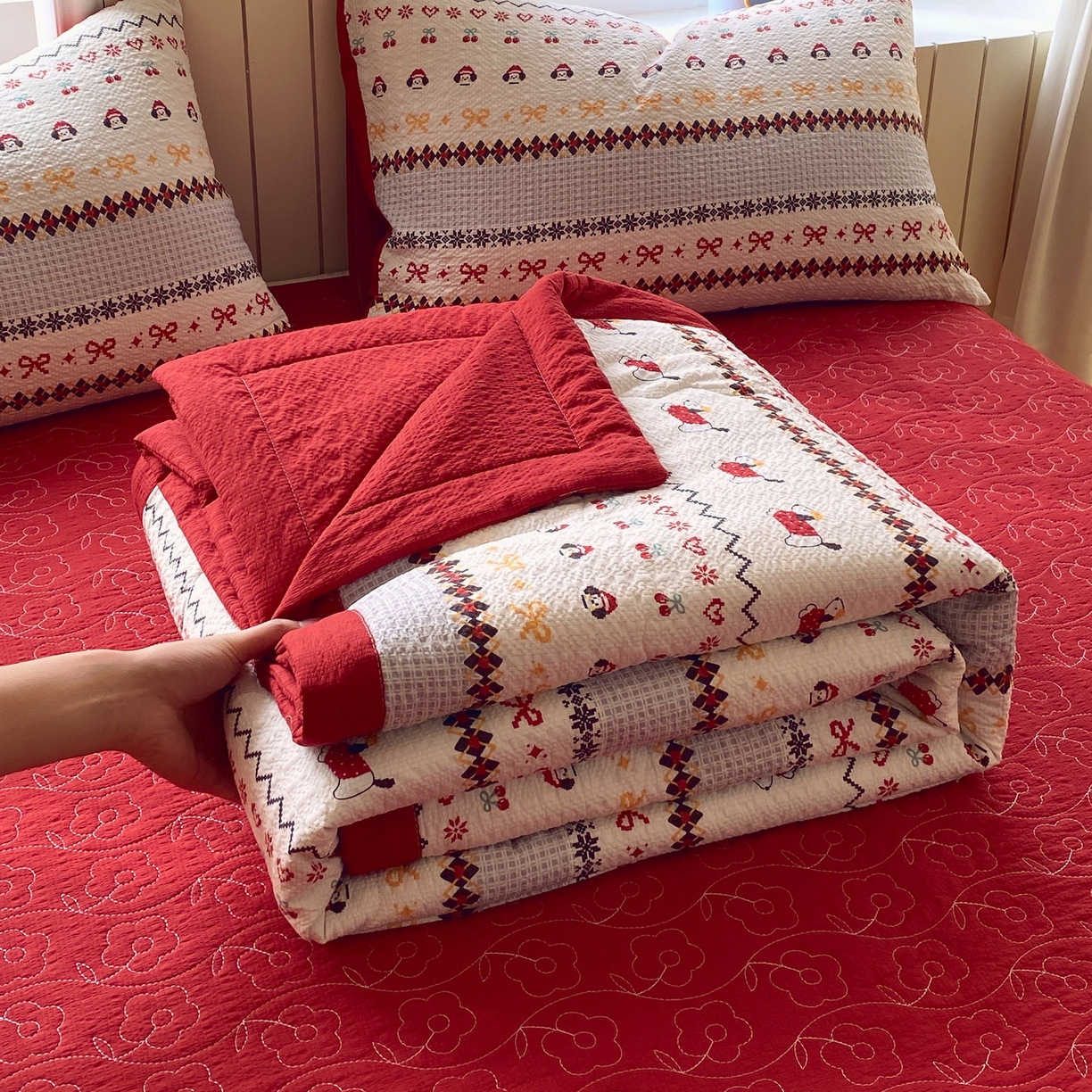 91家纺网 家纺一手货源 找家纺 莱米家纺 2026新款云感泡泡双层纱手包边夏被夏凉被空调被床盖四件套 费尔岛-红