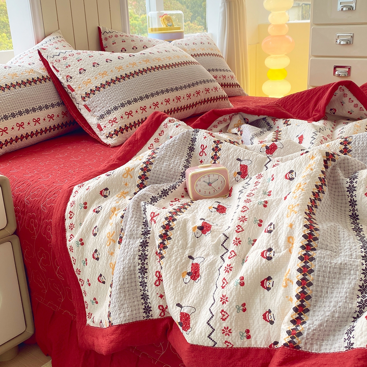 91家纺网 家纺一手货源 找家纺 莱米家纺 2026新款云感泡泡双层纱手包边夏被夏凉被空调被床盖四件套 费尔岛-红