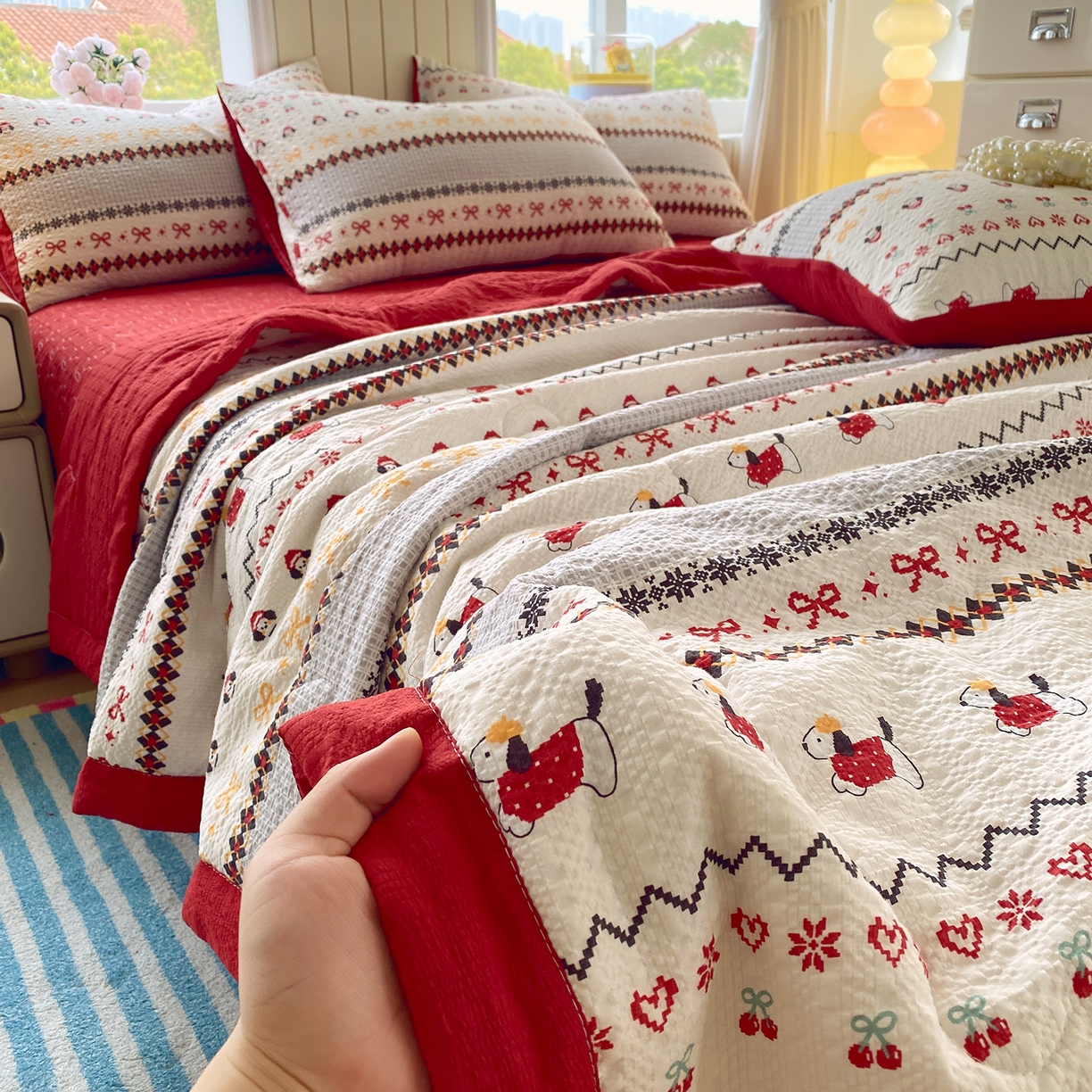 91家纺网 家纺一手货源 找家纺 莱米家纺 2026新款云感泡泡双层纱手包边夏被夏凉被空调被床盖四件套 费尔岛-红