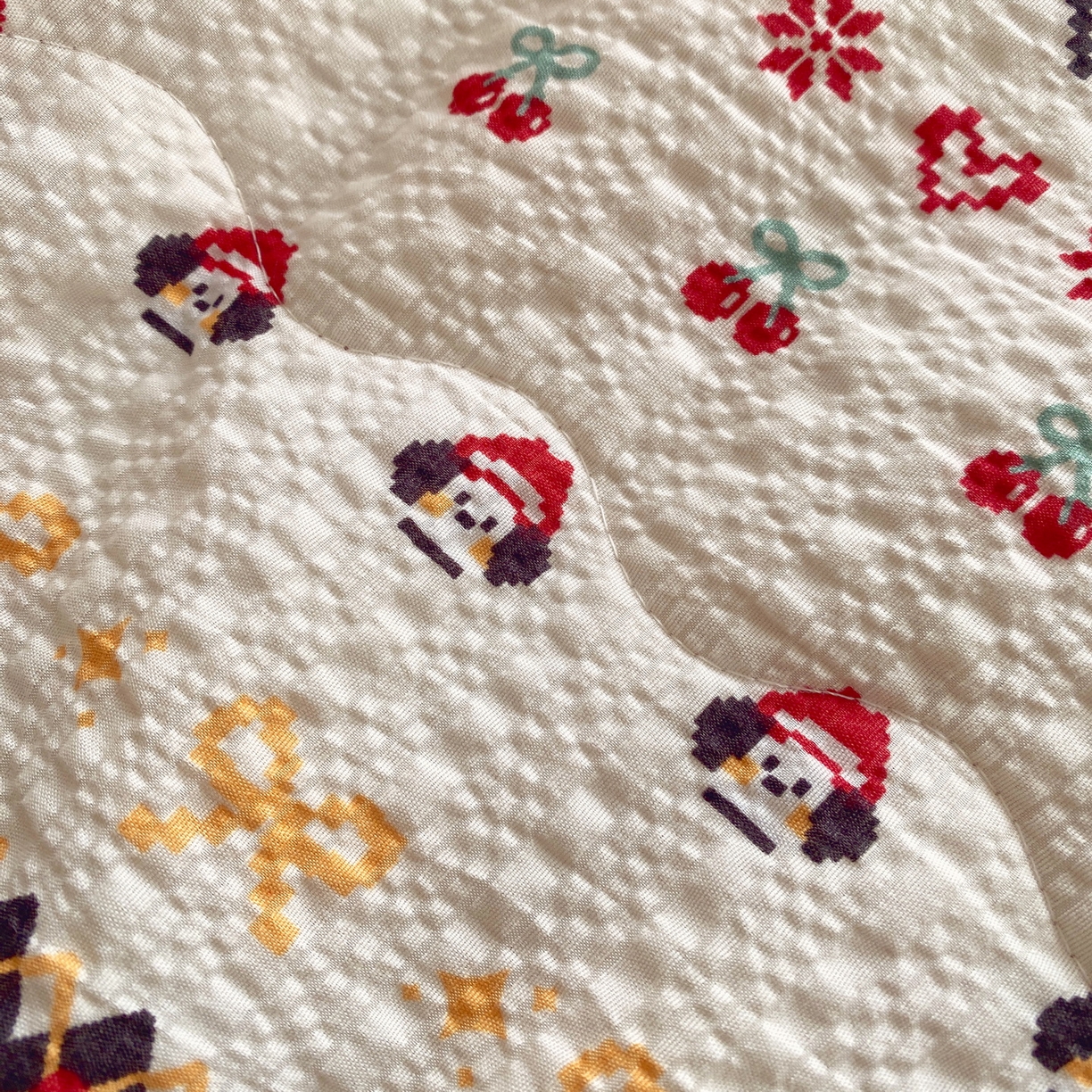 91家纺网 家纺一手货源 找家纺 莱米家纺 2026新款云感泡泡双层纱手包边夏被夏凉被空调被床盖四件套 费尔岛-红