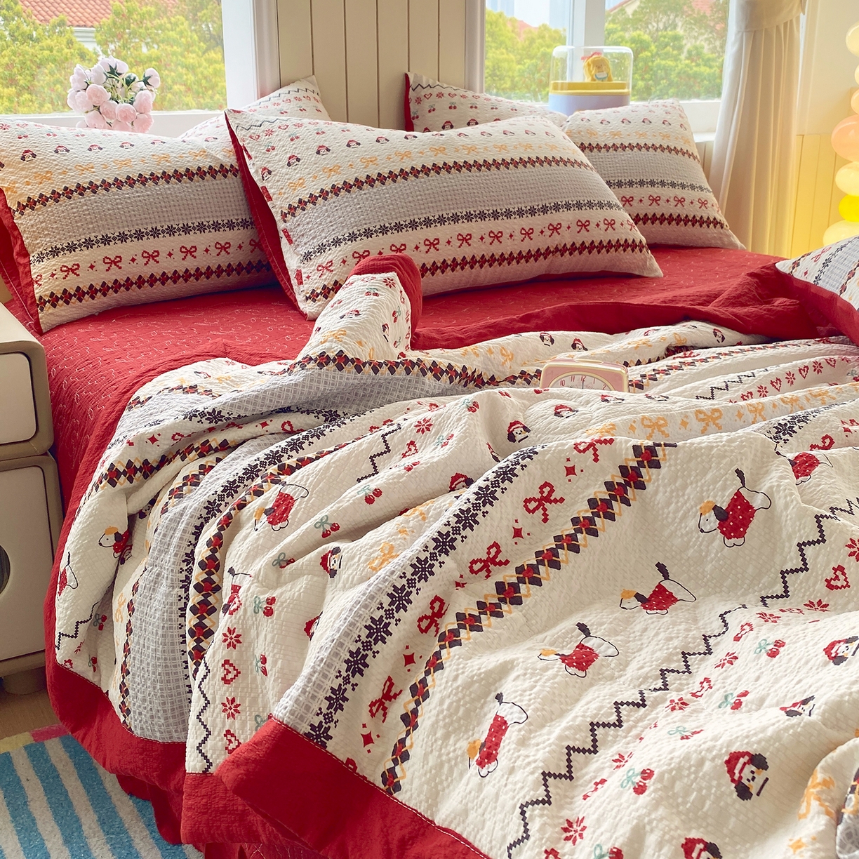 91家纺网 家纺一手货源 找家纺 莱米家纺 2026新款云感泡泡双层纱手包边夏被夏凉被空调被床盖四件套 费尔岛-红