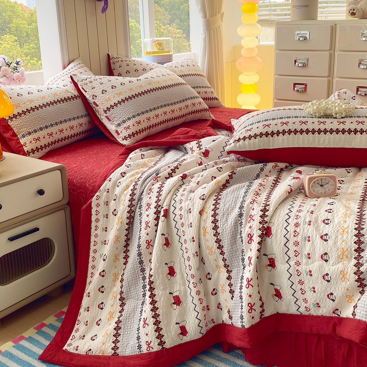 91家纺网 家纺一手货源 找家纺 莱米家纺 2026新款云感泡泡双层纱手包边夏被夏凉被空调被床盖四件套 费尔岛-红