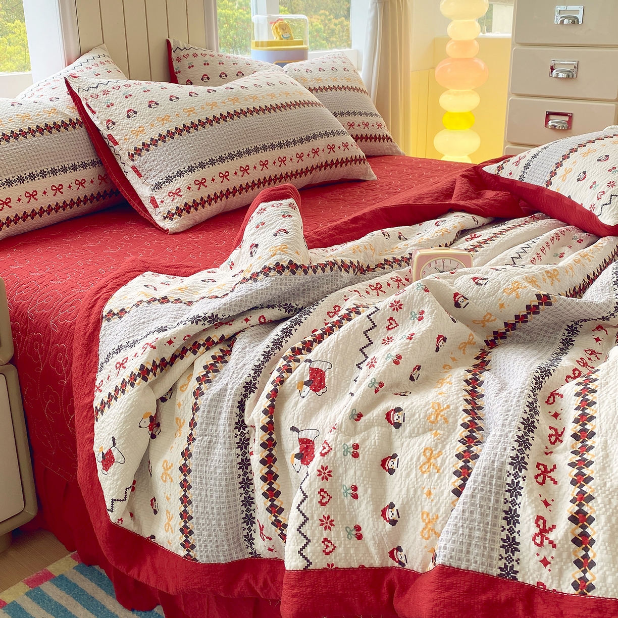 91家纺网 家纺一手货源 找家纺 莱米家纺 2026新款云感泡泡双层纱手包边夏被夏凉被空调被床盖四件套 费尔岛-红