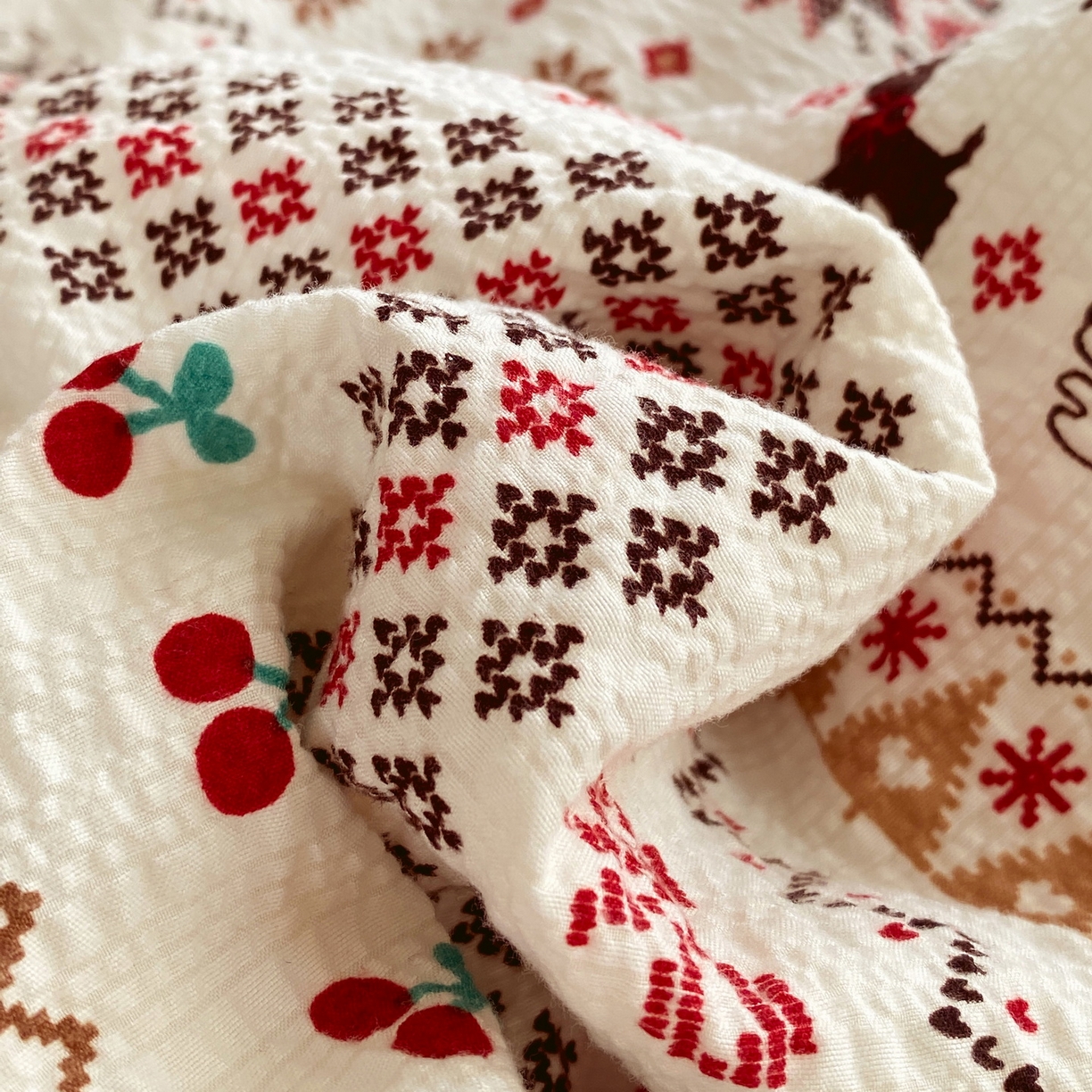 91家纺网 家纺一手货源 找家纺 莱米家纺 2026新款云感泡泡双层纱手包边夏被夏凉被空调被床盖四件套 费尔岛-咖