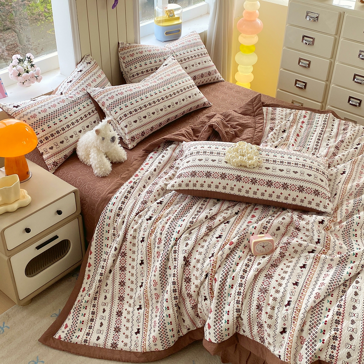 91家纺网 家纺一手货源 找家纺 莱米家纺 2026新款云感泡泡双层纱手包边夏被夏凉被空调被床盖四件套 费尔岛-咖