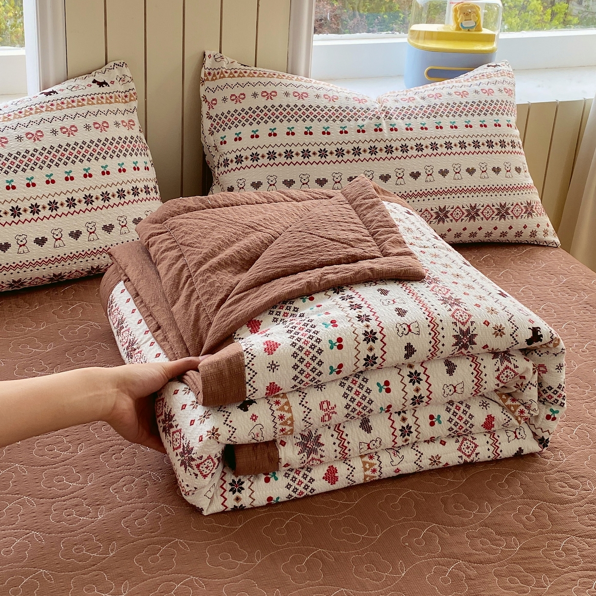 91家纺网 家纺一手货源 找家纺 莱米家纺 2026新款云感泡泡双层纱手包边夏被夏凉被空调被床盖四件套 费尔岛-咖