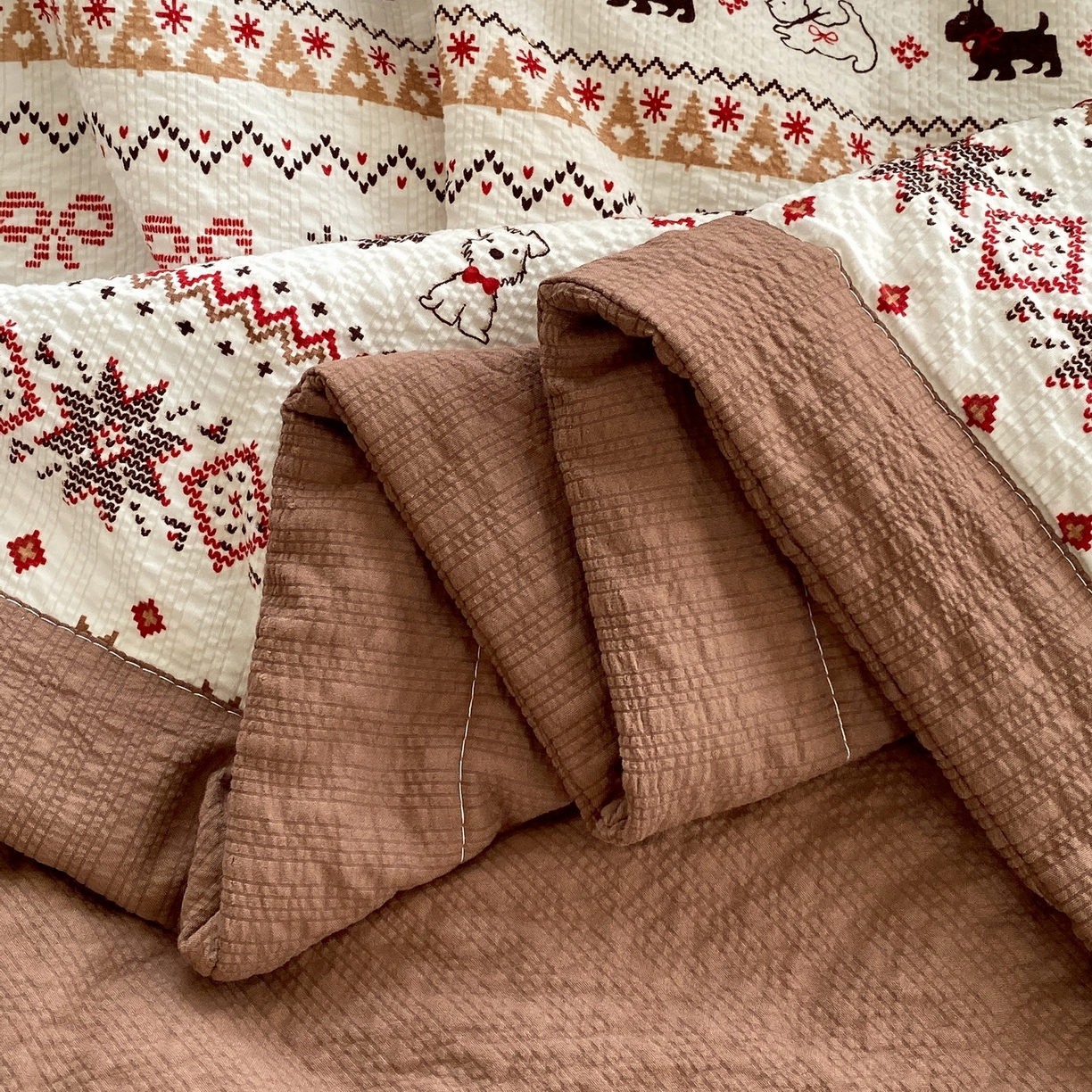 91家纺网 家纺一手货源 找家纺 莱米家纺 2026新款云感泡泡双层纱手包边夏被夏凉被空调被床盖四件套 费尔岛-咖