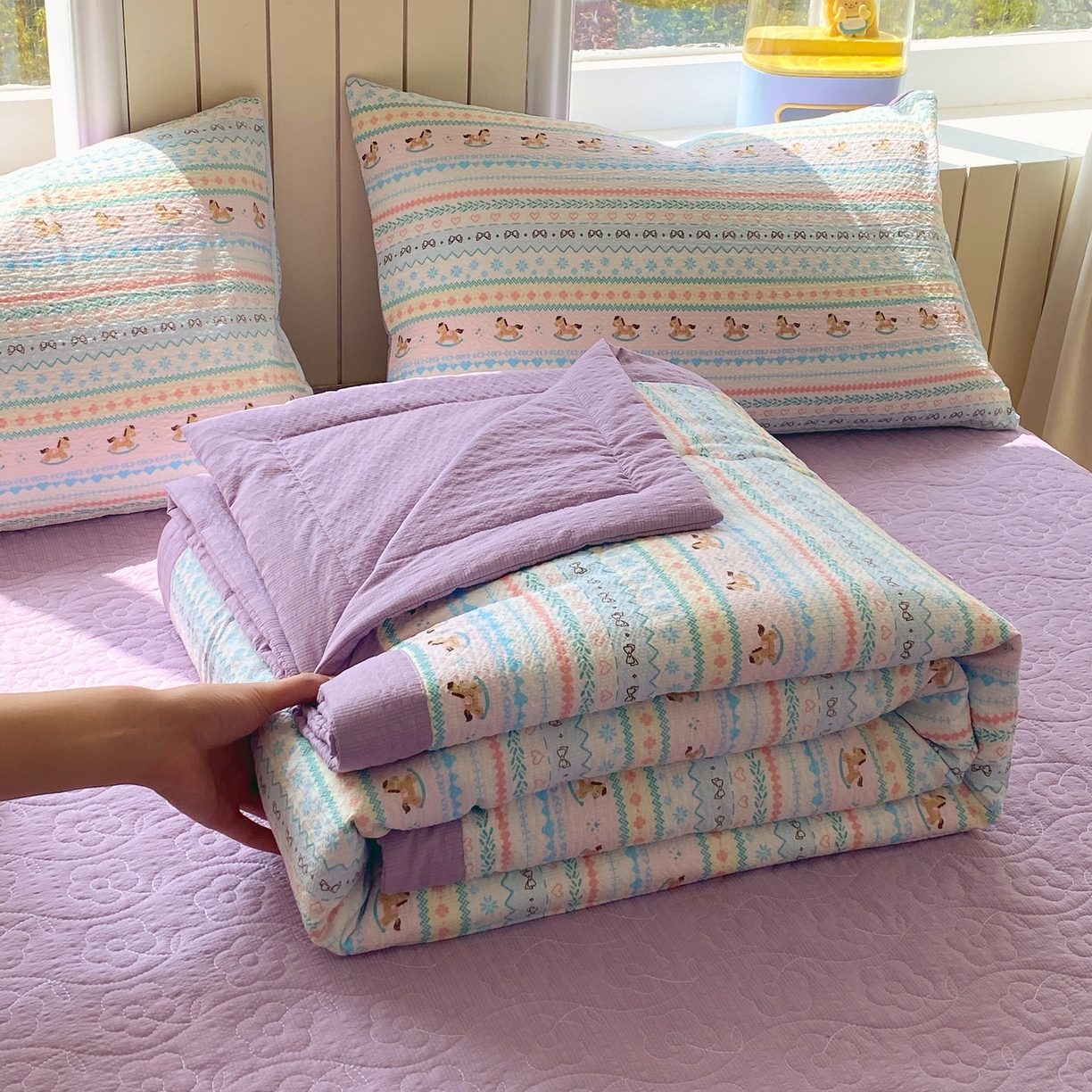 91家纺网 家纺一手货源 找家纺 莱米家纺 2026新款云感泡泡双层纱手包边夏被夏凉被空调被床盖四件套 费尔岛-紫