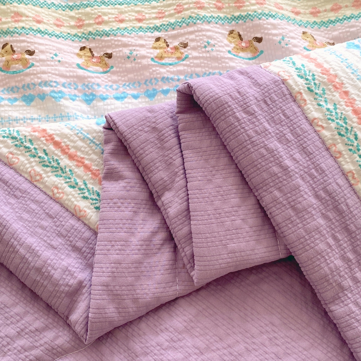 91家纺网 家纺一手货源 找家纺 莱米家纺 2026新款云感泡泡双层纱手包边夏被夏凉被空调被床盖四件套 费尔岛-紫