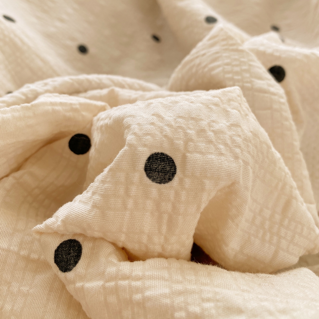 91家纺网 家纺一手货源 找家纺 莱米家纺 2026新款云感泡泡双层纱手包边夏被夏凉被空调被床盖四件套 卡其波点