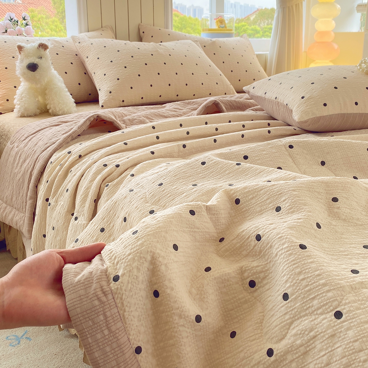 91家纺网 家纺一手货源 找家纺 莱米家纺 2026新款云感泡泡双层纱手包边夏被夏凉被空调被床盖四件套 卡其波点