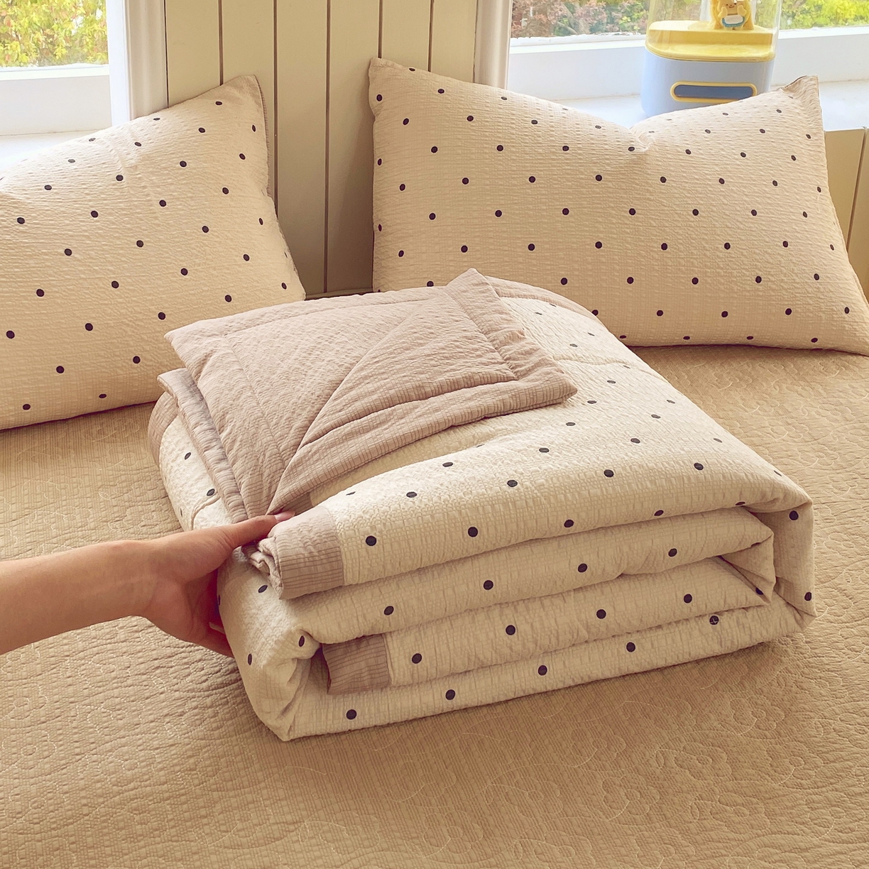 91家纺网 家纺一手货源 找家纺 莱米家纺 2026新款云感泡泡双层纱手包边夏被夏凉被空调被床盖四件套 卡其波点