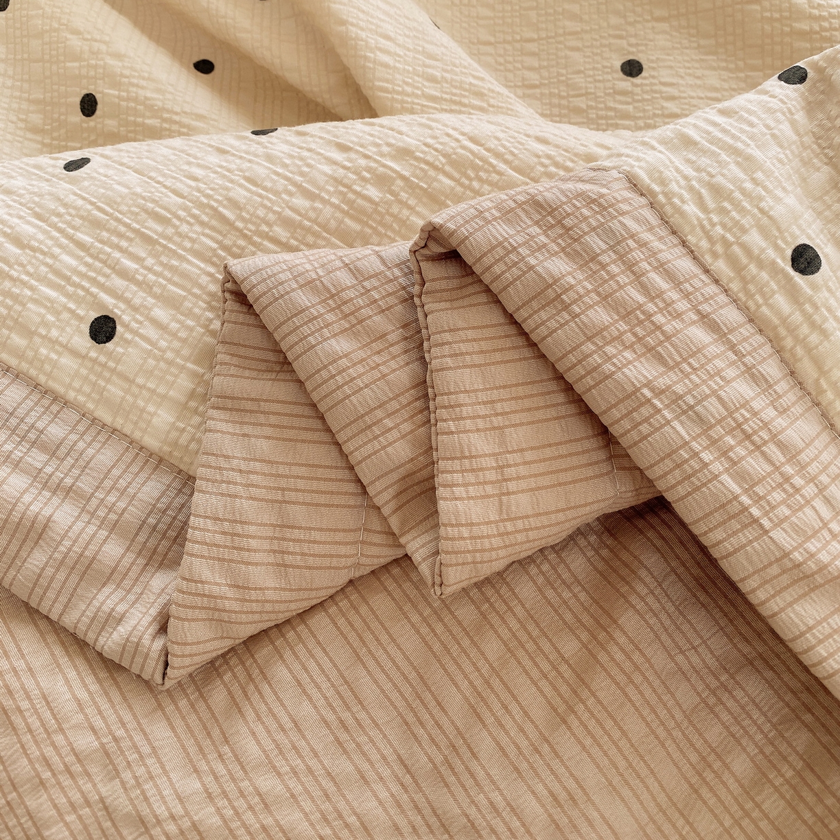 91家纺网 家纺一手货源 找家纺 莱米家纺 2026新款云感泡泡双层纱手包边夏被夏凉被空调被床盖四件套 卡其波点